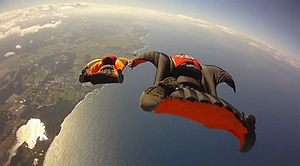 Wingsuit formation flight over a coast, på riktigt :)