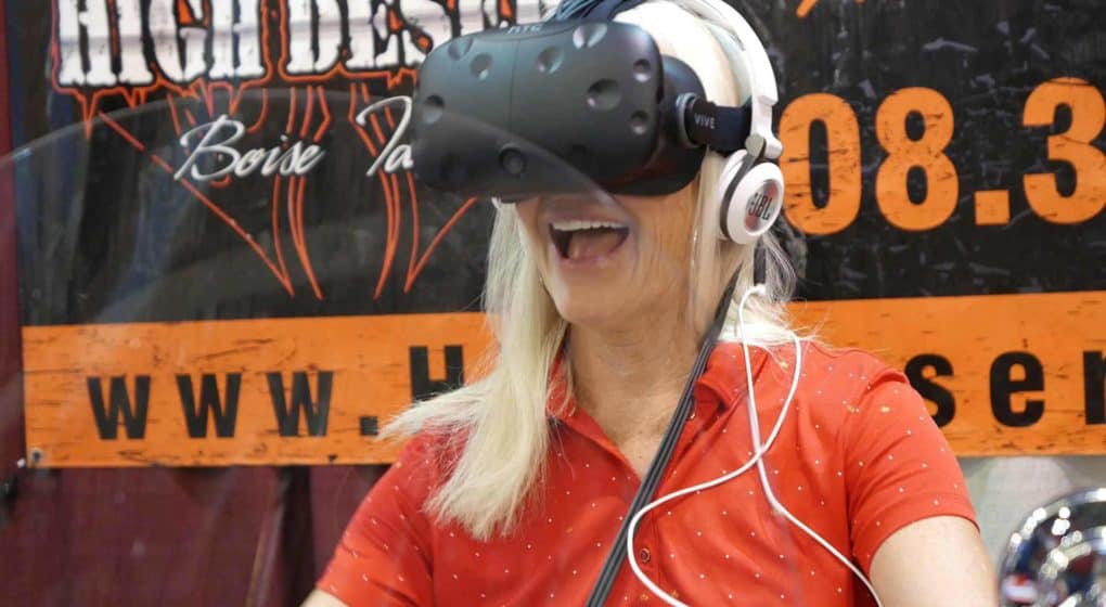 High-Desert-H-D-VR-at-the-Home-Show.00_00_25_14 kvinna som testar VR för kompetensutveckling
