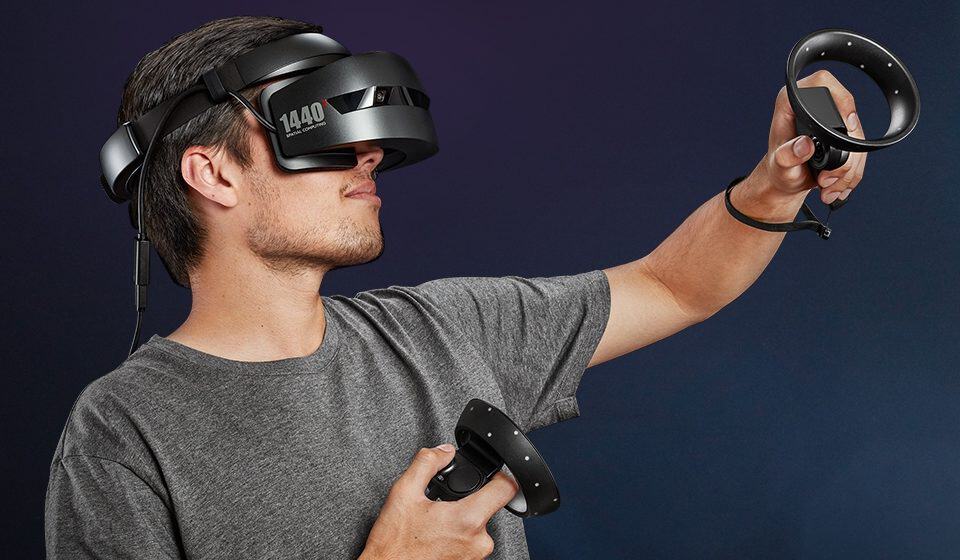 HP Mixed Reality med kontroller Person med HP Mixed Reality VR-headset med kontroller